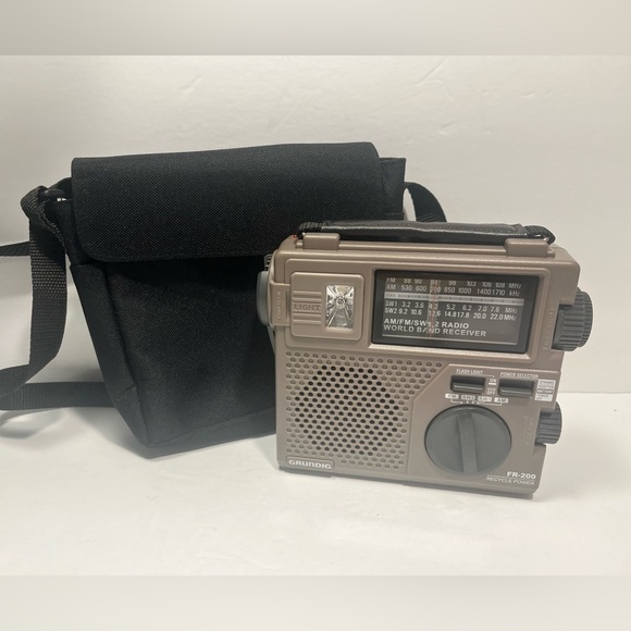 Grundig FR-200 Radio AM/FM/SW1/SW2 Battery Hand Crank Flashlight Emergency-WORKS - Picture 1 of 7